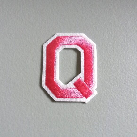 🎯 10 for $12 / Pink & White Letter Q Iron-On Patch - Picture 3 of 5